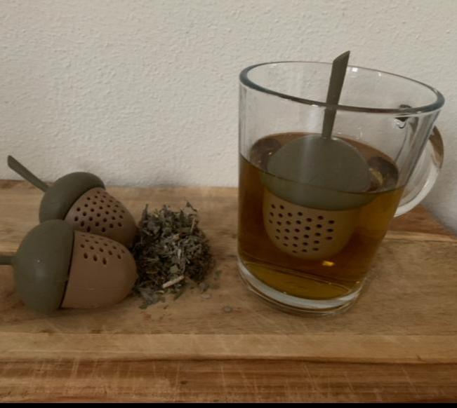 Herfst theezeefje in de vorm van een eikel